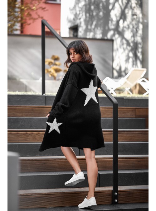 Juodas megztinis su žvaigždėmis