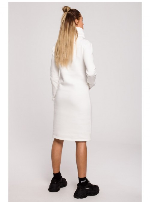 Balta aukštos apykaklės stambaus mezgimo suknelė M619