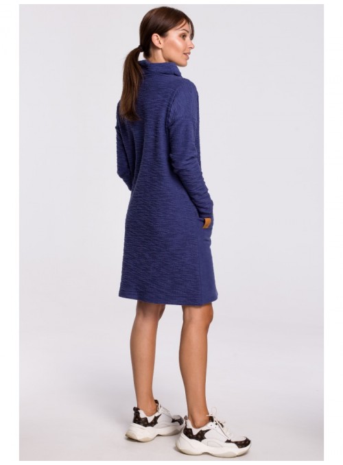 Mėlyna tekstūruoto trikotažo suknelė su kišenėmis B177