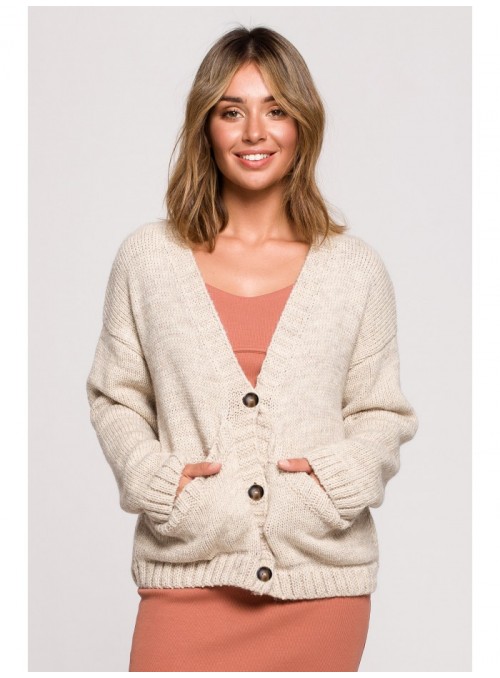 Kreminis megztinis su sagomis ir plačiomis kišenėmis BK074