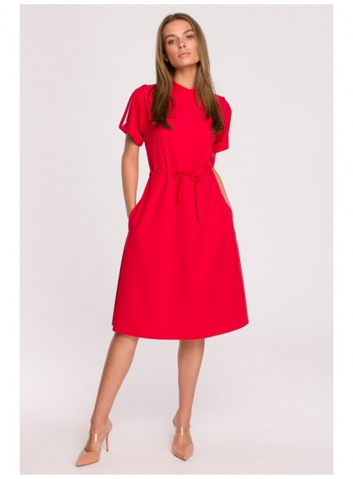 Raudona suknelė su atlenkiamomis kišenėmis ir surišamu liemeniu S298