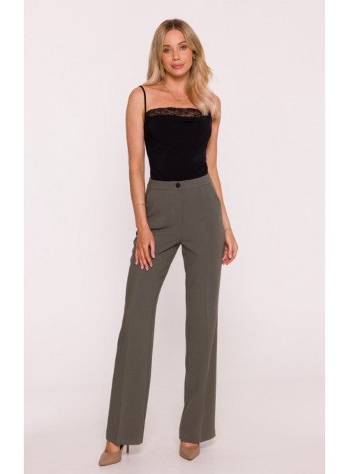 Juodos kelnės aukštesniu liemeniu