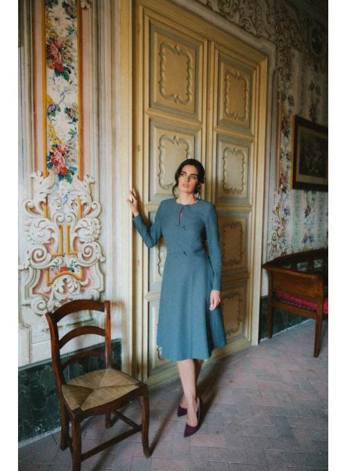 pilkos spalvos suknelė