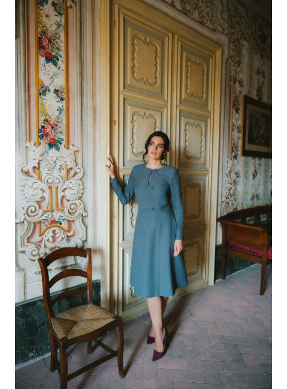 pilkos spalvos suknelė