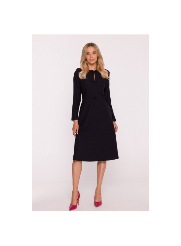 juodos spalvos suknelė