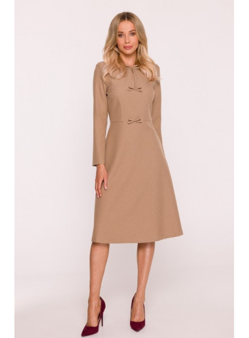 smėlio spalvos suknelė