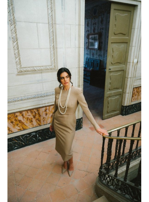 smėlio spalvos suknelė