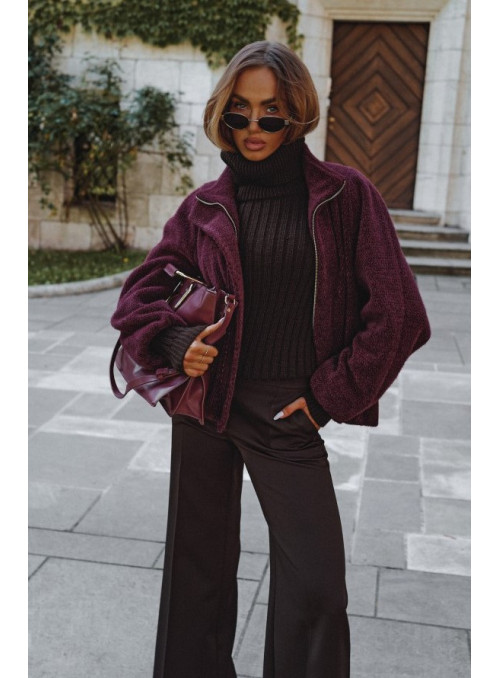 bordo spalvos striukė